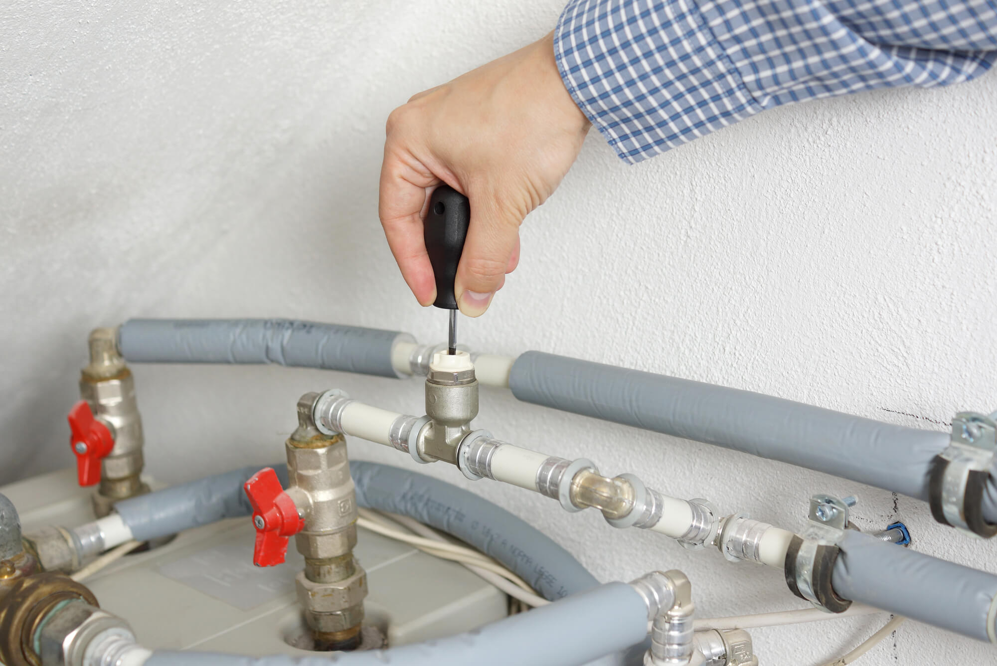 expert repairing water heaters