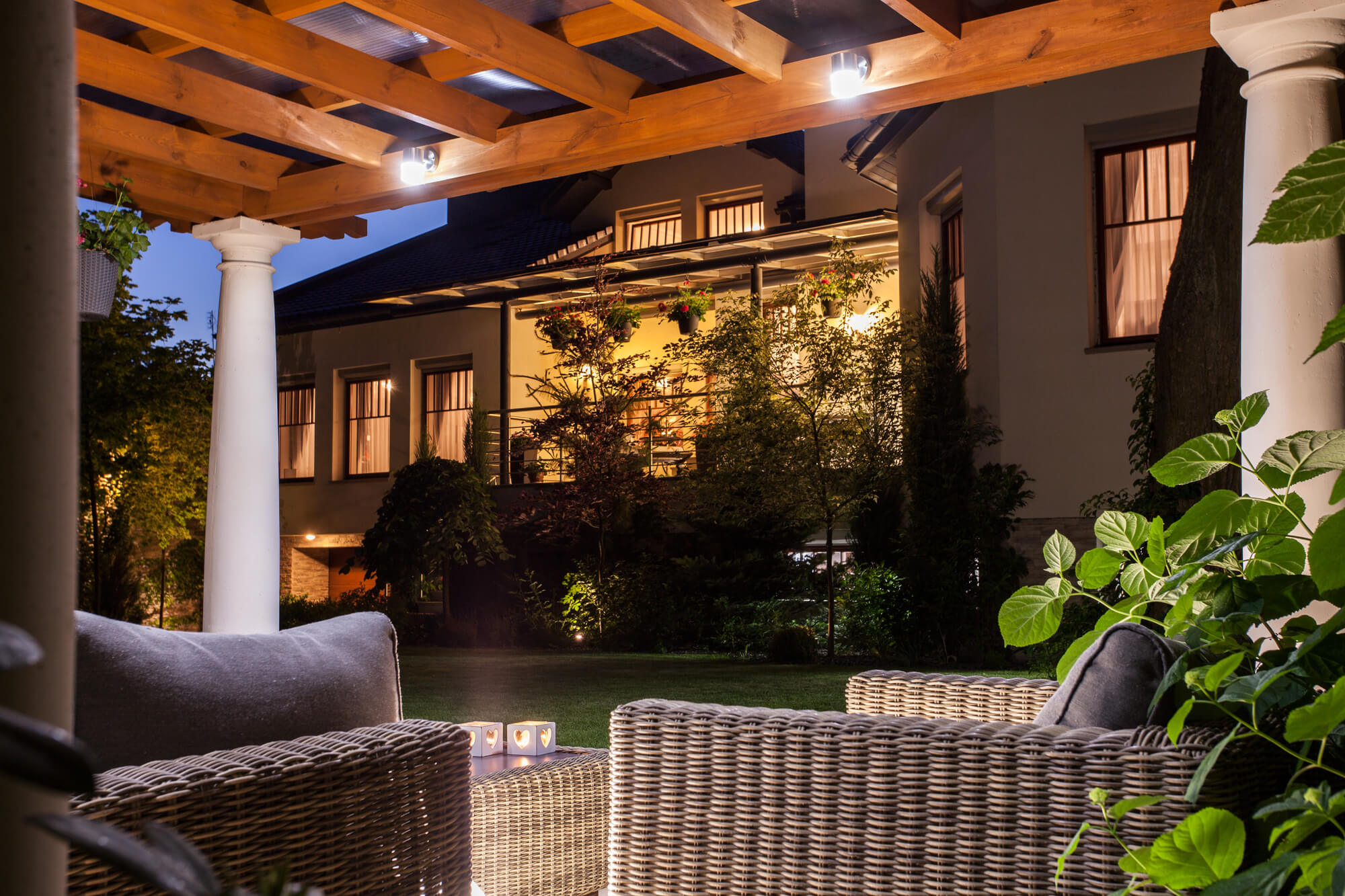 Garden with couches or outdoor lighting